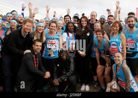 Le duc et la duchesse de Cambridge et le prince Harry avec coureurs représentant l'organisme de bienfaisance 'Ensemble' avant de commencer officiellement la Vierge Argent Marathon de Londres à Blackheath. Banque D'Images