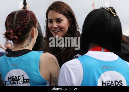 La duchesse de Cambridge avec coureurs représentant l'organisme de bienfaisance 'Ensemble' avant de commencer officiellement la Vierge Argent Marathon de Londres à Blackheath. Banque D'Images