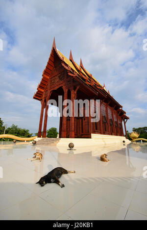 Le magnifique temple en bois de teck Wat Ao Noi, Prachuap Khiri Khan, Thaïlande Banque D'Images