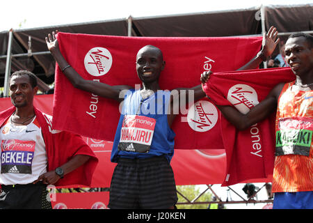 Kenya's Daniel Wanjiru (centre) célèbre remporter le marathon de Londres Virgin Money aux côtés de l'Ethiopie placé deuxième Kenenisa Bekele (à gauche) et le Kenya's Bedan Karoki. PRESS ASSOCIATION. Photo date : dimanche 23 avril, 2017. Voir l'activité histoire de l'ATHLÉTISME Marathon. Crédit photo doit se lire : Yui Mok/PA Wire Banque D'Images