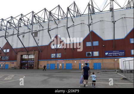 Fans font leur chemin vers le stade avant la Premier League match à Turf Moor, Burnley. ASSOCIATION DE PRESSE Photo. Photo date : dimanche 23 avril, 2017. Voir l'ACTIVITÉ DE SOCCER histoire Burnley. Crédit photo doit se lire : Martin Rickett/PA Wire. RESTRICTIONS : EDITORIAL N'utilisez que pas d'utilisation non autorisée avec l'audio, vidéo, données, listes de luminaire, club ou la Ligue de logos ou services 'live'. En ligne De-match utilisation limitée à 75 images, aucune émulation. Aucune utilisation de pari, de jeux ou d'un club ou la ligue/dvd publications. Banque D'Images