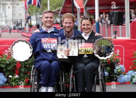 Le prince Harry (au centre), pose avec la société britannique David Weir (à gauche) qui a remporté la course des hommes et l'Wheeelchair La suisse Manuela Schar qui a remporté la course en fauteuil roulant au cours de la Vierge Argent Marathon de Londres, Londres. PRESS ASSOCIATION. Photo date : dimanche 23 avril, 2017. Voir l'activité histoire de l'ATHLÉTISME Marathon. Crédit photo doit se lire : Yui Mok/PA Wire Banque D'Images