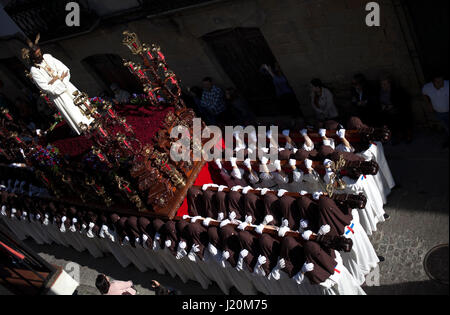 Les transporteurs à capuchon connu comme 'cargadores" porteurs d'une image de Jésus Christ savent que Jésus del Rescate durant la semaine de Pâques à Baeza, Jaén Province Banque D'Images