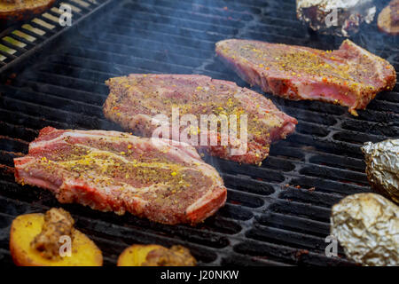 Steaks de porc grillées sur le gril biftecks d'aloyau Banque D'Images