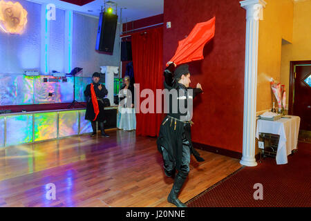 01 avril 2017 New York NY USA : une danse danseurs géorgiens folklore dance show sur scène danses nationales géorgiennes Banque D'Images