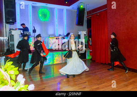 01 avril 2017 New York NY USA : une danse danseurs géorgiens folklore dance show sur scène danses nationales géorgiennes Banque D'Images