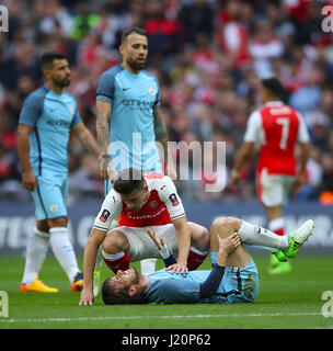 Manchester City's David Silva se trouve blessé sur le terrain après un défi de l'Arsenal au cours de la Paulista Gabriel unis en FA Cup, match de demi-finale au stade de Wembley, Londres. Banque D'Images