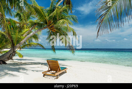 Chaise longue sur une belle plage tropicale intacte Banque D'Images