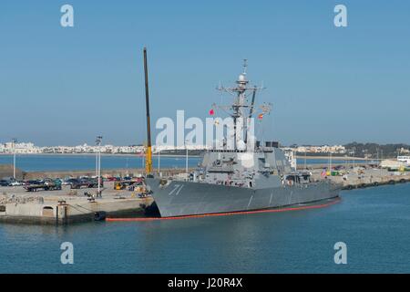 La Marine américaine de la classe Arleigh Burke destroyer lance-missiles USS Ross moors à la base navale de la Rota, 19 mars 2017 à Rota, en Espagne. (Photo par Weston Jones/Planetpix via l'US Navy) Banque D'Images