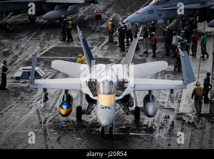 Un U.S. Navy F/A-18C Hornet de taxis d'avions à réaction dans le poste de pilotage à bord de la marine américaine de classe Nimitz porte-avions USS Nimitz, le 6 novembre 2013 dans la mer Méditerranée. Le Nimitz est un soutien à l'opération contre la volonté inhérente de l'État islamique en Syrie. (Photo par Jacquelyn D. Childs /US Navy par Planetpix) Banque D'Images
