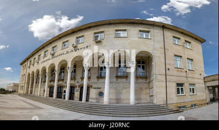 Vue grand angle de l'avant et l'entrée de l'université de Plovdiv, Bulgarie Banque D'Images