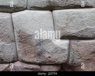 Mur Inca faite de pierres volcaniques naturelles, parfaitement en forme, héritage de l'histoire et l'architecture Inca à Cusco, Pérou. Banque D'Images