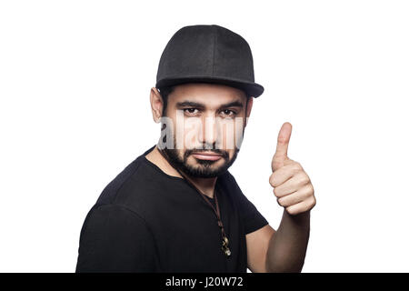 Portrait de jeune homme au t-shirt noir et le capuchon looking at camera with Thumbs up. studio shot, isolé sur fond blanc. Banque D'Images