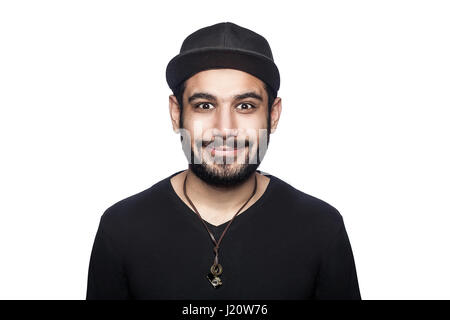 Portrait de jeune homme smilely heureux avec t-shirt noir et le capuchon looking at camera avec sourire. studio shot, isolé sur fond blanc. Banque D'Images