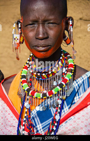 Portrait d'un Masaï Femme portant des vêtements traditionnels et des bijoux dans un village près de la Masai Mara, Kenya, Afrique de l'Est Banque D'Images