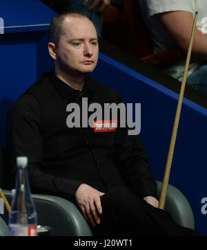 Graeme Dott est assis dans sa chaise dans son match contre Barry Hawkins au jour 9 des Championnats du monde de snooker Betfred à The Crucible Theatre, Sheffield. Banque D'Images