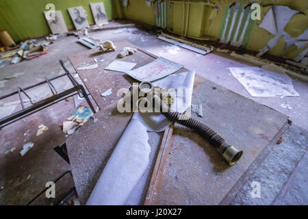 Masque à gaz dans l'école secondaire de Tchernobyl abandonnés-2 base militaire, la centrale nucléaire de Tchernobyl en Ukraine, la zone d'Aliénation Banque D'Images