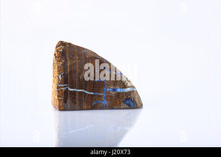 Échantillon d'une belle Opale Boulder speciment isolé sur fond blanc Banque D'Images