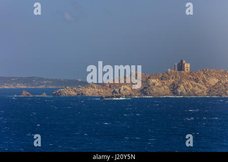 White phare de Capo Testa dans le nord de la Sardaigne, Italie Banque D'Images
