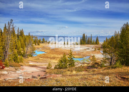 Paysage d'automne avec des sources chaudes et des geysers dans le Parc National de Yellowstone, Wyoming, USA. Banque D'Images