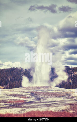 Tons vintage photo de Old Faithful Geyser éruption, le Parc National de Yellowstone, Wyoming, USA. Banque D'Images