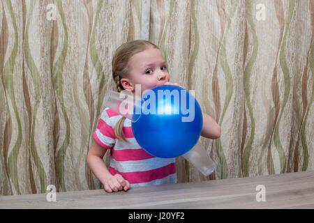 Girl passe expérience physique avec un ballon et verres Banque D'Images