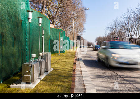 Deutschland, Bade-Wurtemberg, Stuttgart, B14, Straße, Verkehr, Mooswand Verschattungsnetz mit Autos, davor gegen Feinstaub, Luftfilterung, Feinstaub Banque D'Images