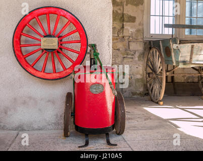 Ancienne roue rouge restaurée de la machine à vapeur et de la pompe à eau exposée, Penicuik House, Midlothian, Écosse, Royaume-Uni Banque D'Images