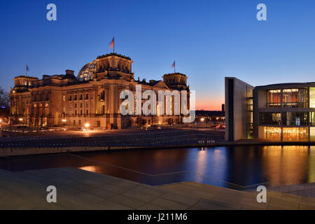Les bâtiments du gouvernement du Reichstag et de la Paul-Löbe-Haus au quartier du gouvernement (Bundestag) allumé à la tombée de la Spree , centre de Berlin. Reichst Banque D'Images