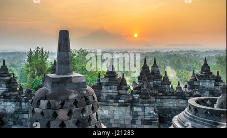 Sunrise panorama du mont Merapi, borobudur valley couverte de brouillard et 9e siècle stupa de pierre au temple bouddhiste de Borobudur (unesco world heritage) Banque D'Images