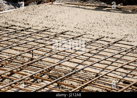 Le béton est coulé sur une armature d'acier pour former des dalles de plancher. Banque D'Images