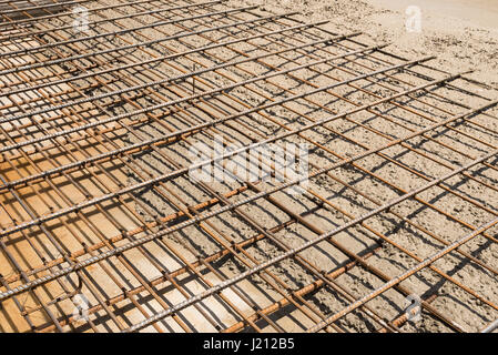 Le béton est coulé sur une armature d'acier pour former des dalles de plancher. Banque D'Images