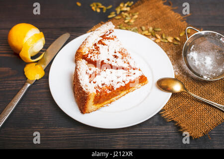 Tarte à la citrouille avec du sucre en poudre sur la table de cuisine Banque D'Images