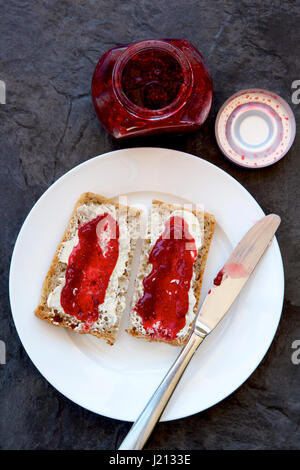 La confiture de framboises sur toast complet. Banque D'Images