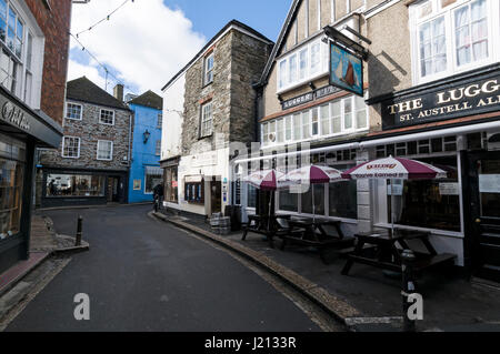 L'un de l'artère principale de rues étroites, Fore Street à Fowey Cornwall,Bretagne Banque D'Images