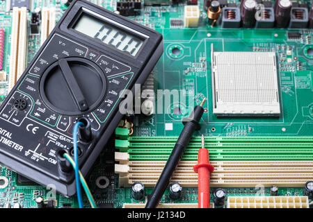 Outil de mesure électronique sur un ordinateur d'administration Banque D'Images