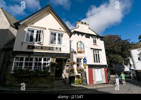 Le plus ancien pub de Fowey est le Ship Inn construit en 1570 et est connu comme la vieille Dame de Fowey à Fowey, Cornwall, Grande-Bretagne. Banque D'Images