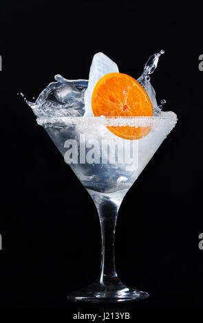 Cocktail inhabituel avec de la glace dans un verre à martini Banque D'Images