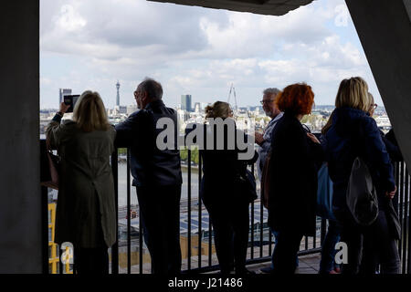Les gens d'admirer la vue depuis la chambre de l'interrupteur au niveau affichage Tate Modern London UK Banque D'Images
