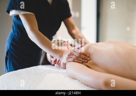 Masseur masseuse le traitement au spa wellness saloon Banque D'Images