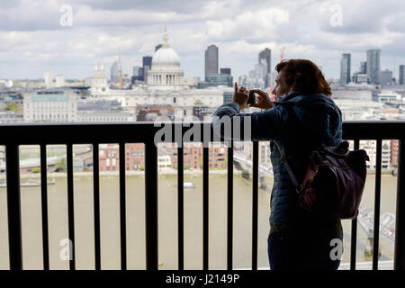 Un touriste à admirer la vue de la Chambre de l'interrupteur de niveau d'affichage au Tate Modern London UK Banque D'Images