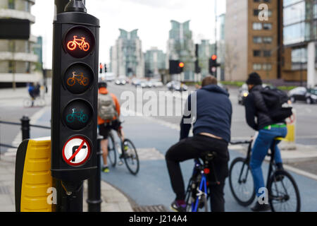 Les cyclistes attendre au feu rouge pour une bande cyclable dans le centre de Londres, UK Banque D'Images