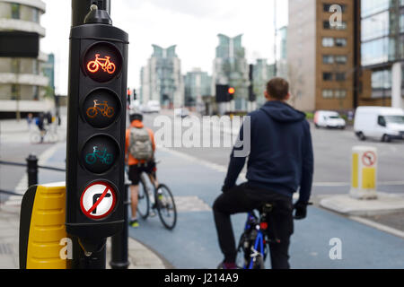 Les cyclistes attendre au feu rouge pour une bande cyclable dans le centre de Londres, UK Banque D'Images