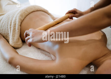 Masseur masseuse le traitement au spa wellness saloon Banque D'Images