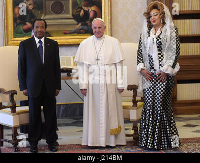 Le pape François rencontre le président camerounais Paul Biya et son épouse Chantal au Vatican. Comprend : Le Pape François, le Président Paul Biya, Chantal Biya Où : Rome, Italie Quand : 23 Mar 2017 Crédit : IPA/WENN.com **Uniquement disponible pour publication au Royaume-Uni, USA, Allemagne, Autriche, Suisse** Banque D'Images