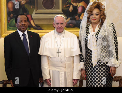 Le pape François rencontre le président camerounais Paul Biya et son épouse Chantal au Vatican. Comprend : Le Pape François, le Président Paul Biya, Chantal Biya Où : Rome, Italie Quand : 23 Mar 2017 Crédit : IPA/WENN.com **Uniquement disponible pour publication au Royaume-Uni, USA, Allemagne, Autriche, Suisse** Banque D'Images