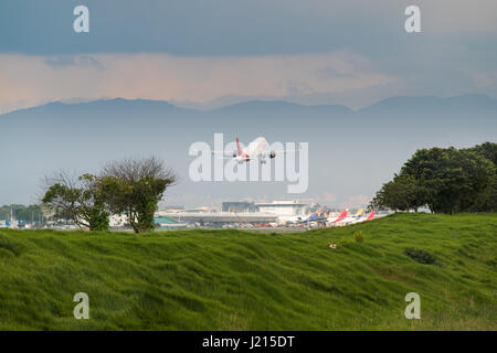 Un Airbus A320 de la compagnie Avianca monte dans le ciel gris de l'Aéroport International d'El Dorado, Bogotá, Colombie Banque D'Images