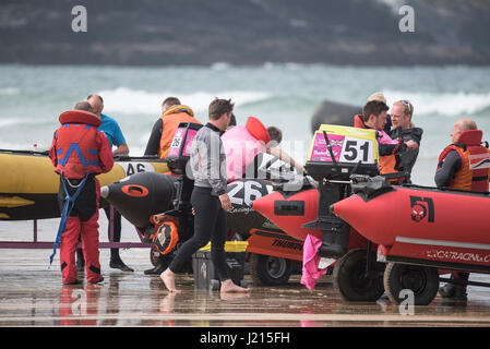 Les préparatifs de la course le 5ème prb mis à l'équipage à partir de début s'apprête à commencer la course de bateaux gonflables Mer Plage de Fistral Newquay Cornwall Banque D'Images