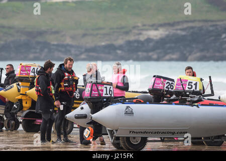 Les préparatifs de la course le 5ème prb mis à l'équipage à partir de début s'apprête à commencer la course de bateaux gonflables Mer Plage de Fistral Newquay Cornwall Banque D'Images