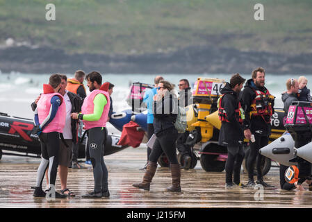 Les préparatifs de la course le 5ème prb mis à l'équipage à partir de début s'apprête à commencer la course de bateaux gonflables Mer Plage de Fistral Newquay Cornwall Banque D'Images